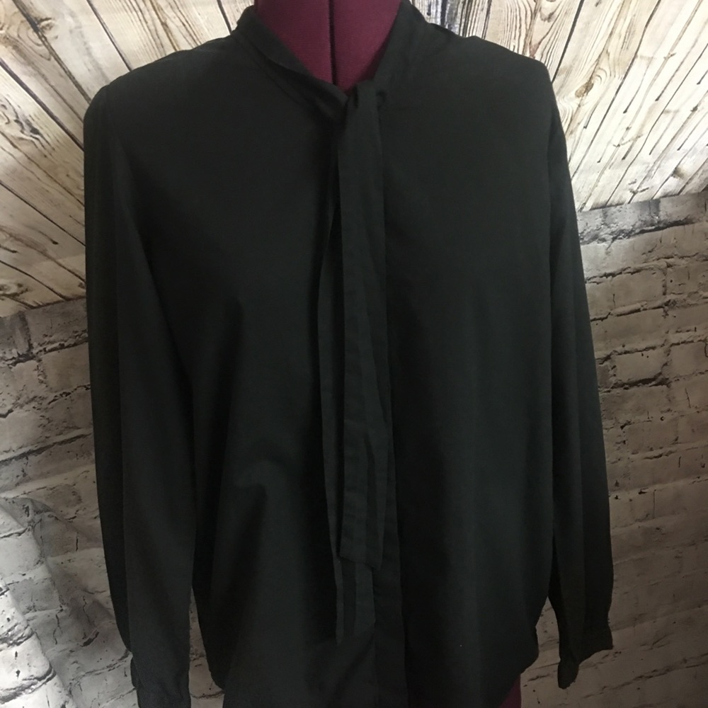 Button-down blouse with tie on the front